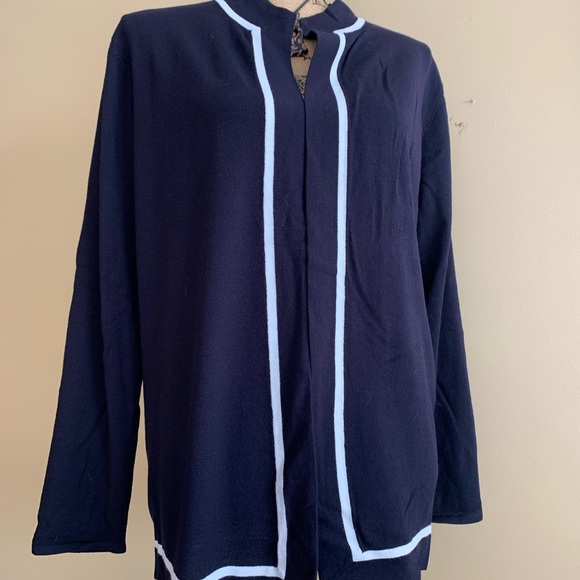 Bloomingdale's Tops - BLOOMINGDALES ladies deep navy 70% rayon 30% nylon cardigan size Medium NWOT